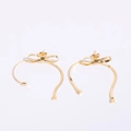 Goldene Schleifenohrstecker mit langen Ketten und quadratischen Anhängern auf Weiß - Ohrringe / Gold