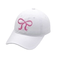 Dettaglio del ricamo a fiocco rosa su cappellino in cotone bianco con cuciture fini - M (56-58cm) / Bianco