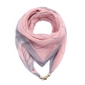 Détail d'un foulard en mousseline rose et gris avec boucle magnétique à bille dorée - Rose Poudré