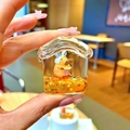 Llavero de Capibara con forma de casa con arenas movedizas líquidas y lentejuelas de oro - Casa de Capibara Cola