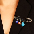 Broche épingle dorée bohème avec œil bleu, main de fatma et breloque étoile - Main Bleue Étoile Orange Mauvais Œil Bleu Style (3763)