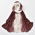 Détail d'un hijab en modal à dégradé doux avec des coutures soignées et une texture légère - 7# Café Rouge + Riz