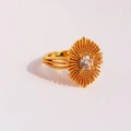 Anello sole in ottone dorato con zircone e fasce a più strati di micro perle - US 8 / Oro