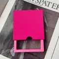Caja de joyería deslizante personalizada en rojo rosa y rosa para anillos y pulseras - Rosa Fuerte en Blanco con Muesca/Interior 9x9x2cm