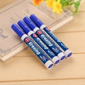 Set di quattro pennarelli blu per lavagna bianca su una scrivania in legno naturale - Blu