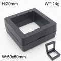 Detailansicht der 50x50mm schwarzen PE-Film-Schmuckbox mit praktischem Druckknopf zum Öffnen - Quadratische Aufhängungsbox - Schwarz (KQP351) / 50x50x20mm