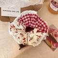 Bloemen kant scrunchie met rood ruitjespatroon, aardbeien en beige strikje - 3# Aardbeienjam