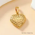 Ciondolo a cuore dorato con trama pelle di coccodrillo e finitura lucida, 16mm - 63-Cuore con trama dorata