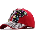 Casquette de baseball en jean rouge avec strass et détails de papillon colorés - Adulte Réglable / Rouge