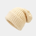 Gorro de punto beige suave para mujer en estilo cálido de invierno con textura de canalé. - Liso / Beige