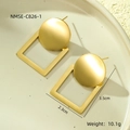 Detailansicht goldener geometrischer Ohrringe mit runden und quadratischen Elementen - Gold