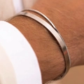 Detalle de una pulsera apilada para hombre en plata con una banda pulida y otra texturizada. - 15+2cm / Platino