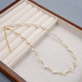 Handgefertigte Perlenkette im Lagenlook mit goldenen Perlen in einer edlen Schmuckschatulle - Gold