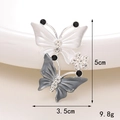 Vista dettagliata della spilla farfalla grigia con strass e dimensioni 3,5x5cm - D1394 Due farfalle (Grigio)