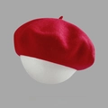 Béret classique en laine rouge foncé avec texture sur tête de mannequin blanche - M (56-58cm) / Rouge