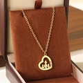 Collier cœur doré avec silhouettes de famille et cristaux sur support en velours - Style silhouette famille de trois en cœur (KN292751-Z)