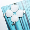 Set di quattro ciondoli a cuore da 15mm in pietra naturale bianca con ganci in metallo - Cristallo di rocca