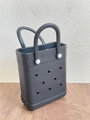 Detailansicht der atmungsaktiven perforierten EVA-Strandtasche in klassischem Schwarz - Schwarz