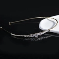 Elegante cerchietto dorato con strass scintillanti su sfondo nero riflettente - Oro (C9308)