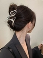 Detalle de la pinza de pelo de metal plateado ondulado con perla en el cabello - 14cm (Extragrande) / Plateado