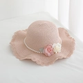 Detalle del sombrero de paja rosa con cadena de perlas y flores de tela decorativas - Sombrero Individual Rosa
