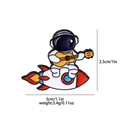 Détail montrant les dimensions du pin's astronaute: 3 cm de large et 2,5 cm de haut - Style Astronaute Fusée