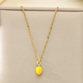 Gros plan du collier doré avec pendentif citron jaune et détails de feuilles en émail vert - Citron Jaune (KN292094-Z)