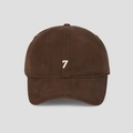 Detailansicht der braunen Baumwoll-Basecap mit weißem Stickmotiv der Nummer 7 - M (56-58cm) / Kaffeebraun