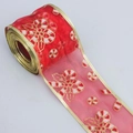 Détail macro du ruban de Noël en organza rouge avec bordure dorée et imprimé floral - Rouge Canne de Noël Bord Doré