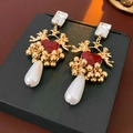 Macro di orecchini vintage barocchi con angeli dorati, cuore rosso e perla a goccia - Perno in Argento - Rosso Oro