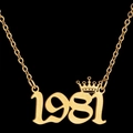 Collar dorado número de la suerte 1981 para mujer con pequeña corona en fondo negro - 1981 / Color Acero