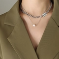 Collana a doppio strato argento con piastrina incisa e perla d'acqua dolce - Collana a doppio strato colore acciaio / Color Acciaio