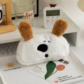 Détail d'une trousse chien en peluche avec tissu blanc doux et oreilles marron tombantes - Clignant des yeux