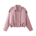 Détail de la veste en daim rose avec col classique, épaulettes et ourlet à la taille - Rose
