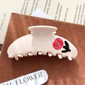 Eleganter cremefarbener Haarclip mit Rosenmuster und kleinen Strasssteinen verziert - Sichelmond Eine Blume