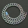 Vista macro del bracciale a catena cubana arcobaleno con strass scintillanti e chiusura a scatola - 24 pollici / Multicolore