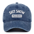 Dettaglio del ricamo SHIT SHOW SUPERVISOR sul cappello in denim blu navy lavato - Taglia unica / Blu navy