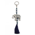 Elefanten-Schlüsselanhänger in Silber mit blauer Quaste und Perlen auf weißem Hintergrund - Elefantenstil (BE161BU01)