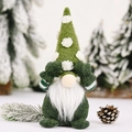 Gnome de Noël vert à pois avec barbe blanche dans une forêt enneigée décorative - Poupée Chapeau Flocon Yeux Couverts / Vert
