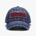 Dunkelblaue Denim Baseball Cap mit roter Boston Bestickung und Destroyed-Effekten - Verstellbar / Blau