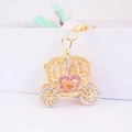 Dettaglio portachiavi a carrozza di zucca dorata con strass a cuore rosa brillante - Rosa