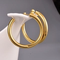 Dettaglio di orecchini a cerchio dorati spessi con finitura a specchio lucida - Oro Grande / Diametro Esterno 4.5cm