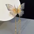 Detail der Schmetterlings-Haarspange mit Netzhaut-Flügeln, Goldmetall und langen Quasten - Tüll-lagiger Schmetterling (Links) / Gold