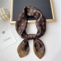 Détail d'un foulard en soie marron foncé avec motifs floraux dorés et monogramme MY - 70x70cm / café