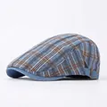 Gorra clásica a cuadros azul y marrón con hebilla de metal sobre fondo blanco - Ajustable / Cuadros Azules