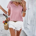 Roze T-shirt met V-hals en korte mouwen met opengewerkt detail en witte denim shorts - S / Roze