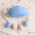 Decorazione a nuvola in feltro blu con gocce di pioggia per Pasqua e Natale - Nuvola-Blu