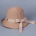 Détail d'un chapeau cloche en maille avec nœud en ruban et bouton floral en métal - M (56-58cm) / Kaki