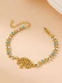 Detailaufnahme des goldenen Lebensbaum-Anhängers mit blau-weißer Emaille-Blattkette - Blau und Weiß