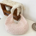 Détail de la broderie de fleurs en dentelle et sangle en résille sur le sac rose - Sac sous le bras